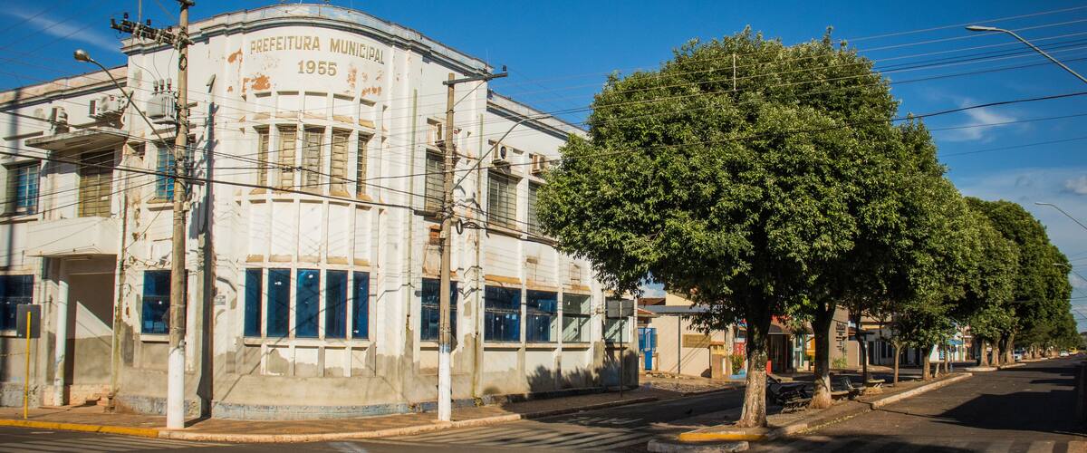 A historic building labeled "Prefeitoria Municipal 1955" with a large tree in front.