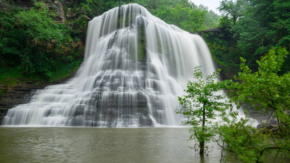 Une cascade à plusieurs niveaux, entourée d’une végétation luxuriante.