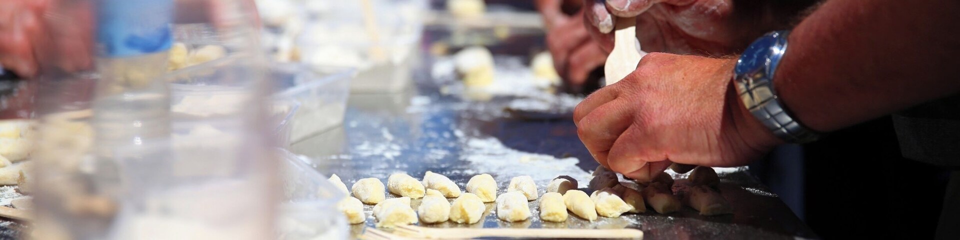 During the King Valley Wine Festival in Victoria, all the wineries in the pittoresk, almost Italian valley open their doors to the public. Taste the new and the best wines, combined with very tasty local food, which you might have just made yourself!
This is a gnocchi rolling competition at one of the wineries.
#FoodieFinds
#springfun