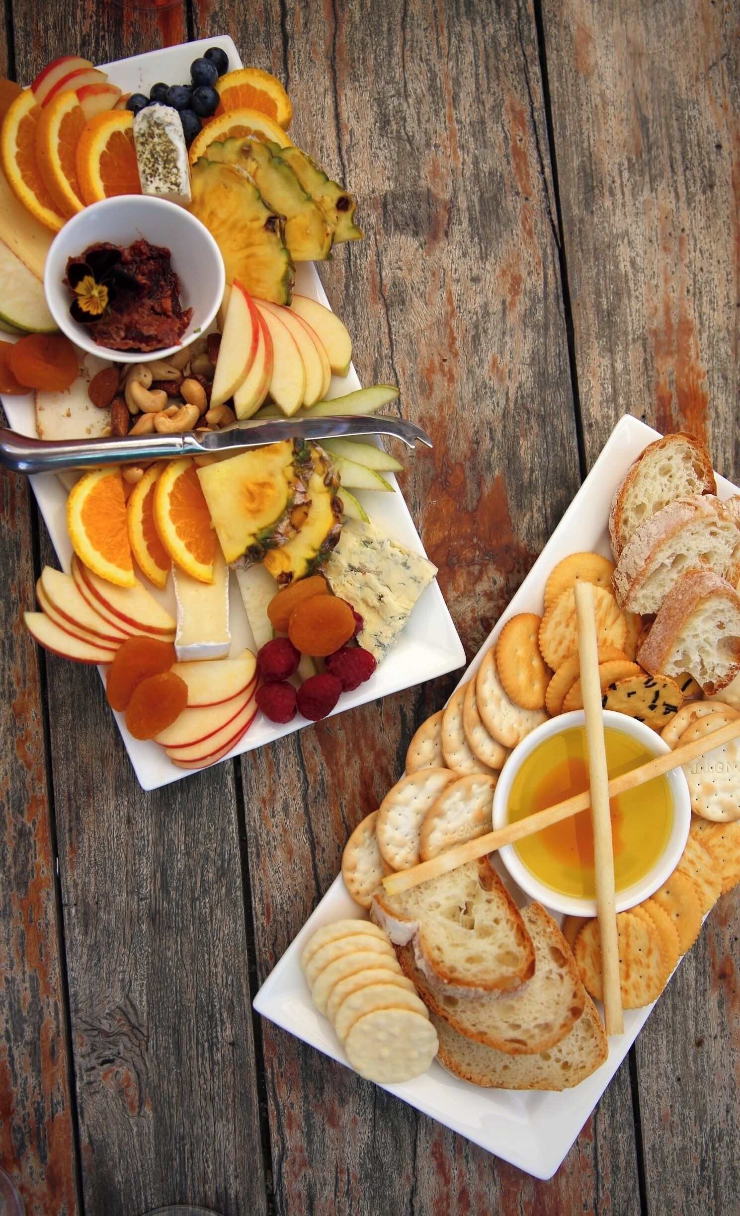 During the King Valley Wine Festival in Victoria, all the wineries in the pittoresk, almost Italian valley open their doors to the public. Taste the new and the best wines, combined with very tasty local food, like this beautiful cheese, fruit and cracker afternoon snack board. It's needless to say these boards only lasted a very short time!

#FoodieFinds