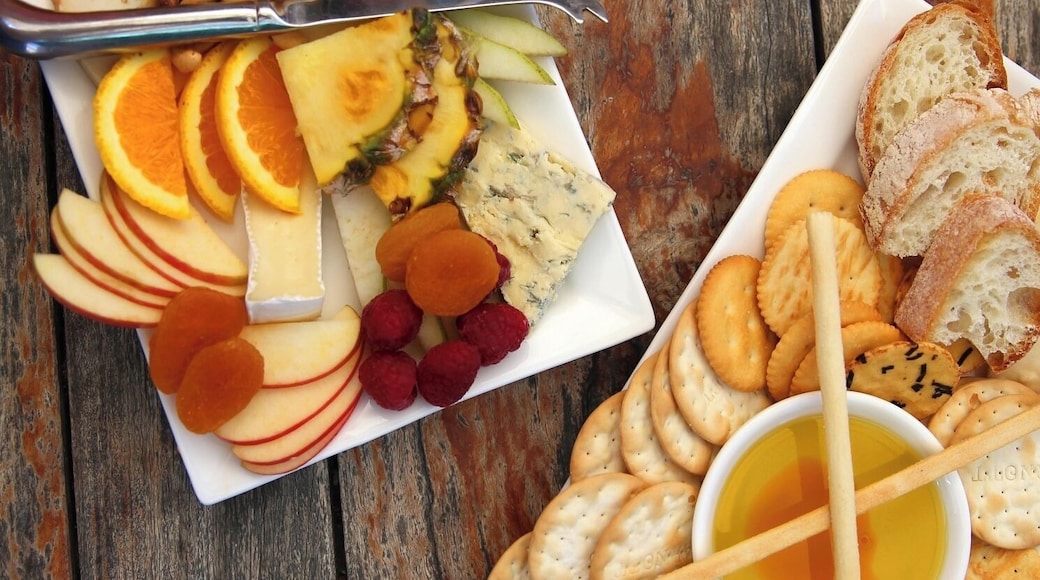 During the King Valley Wine Festival in Victoria, all the wineries in the pittoresk, almost Italian valley open their doors to the public. Taste the new and the best wines, combined with very tasty local food, like this beautiful cheese, fruit and cracker afternoon snack board. It's needless to say these boards only lasted a very short time!
#FoodieFinds