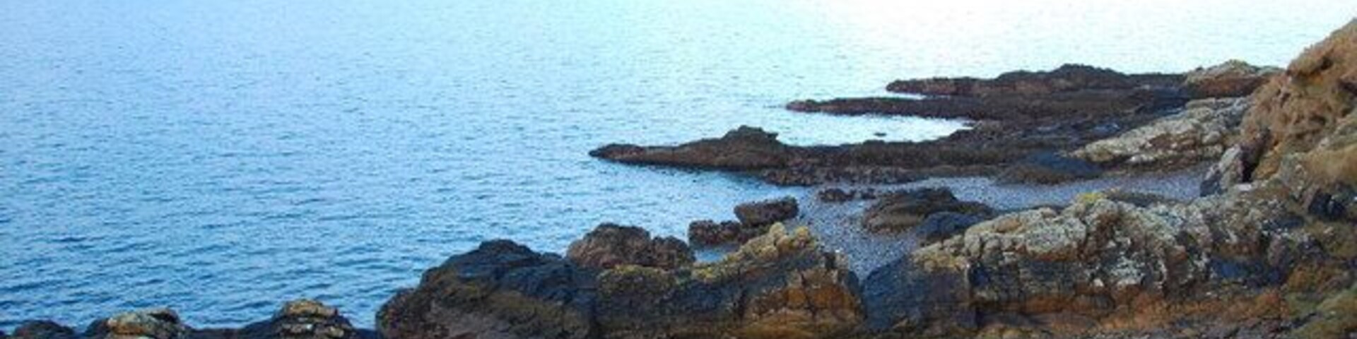 North west Glimps Holm A very different character to the coastline than that just a few hundred metres to the south. The cliffs are rocky, steep and higher. The boulder beaches have given way to exposed rock. Here the strata can be seen to be lying at an angle of about 45 degrees.