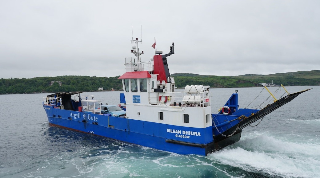 MV Eilean Dhiura leaving Feolin Ferry