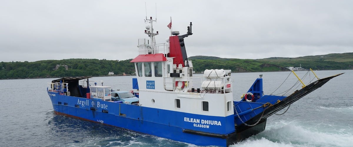 MV Eilean Dhiura leaving Feolin Ferry