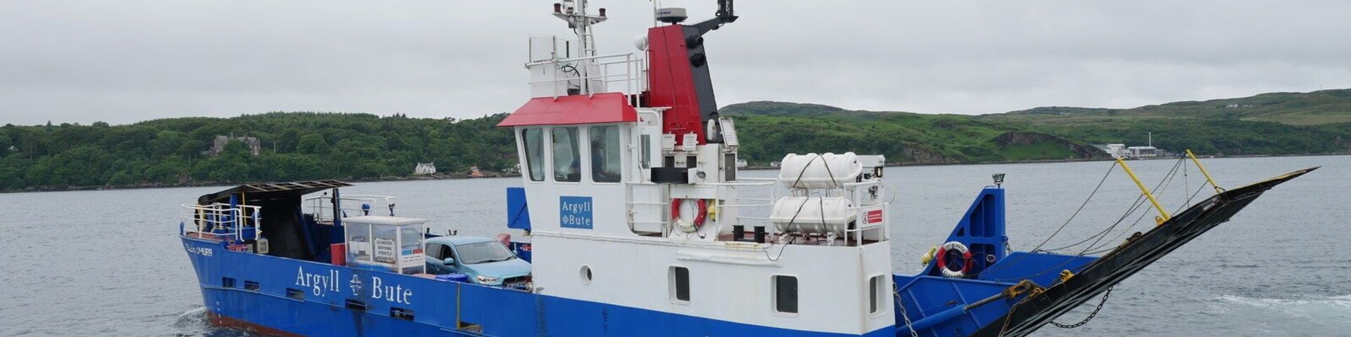 MV Eilean Dhiura leaving Feolin Ferry