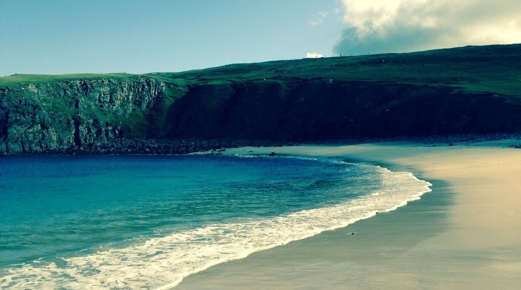 Dalbeag Beach in Carloway. Isle of Lewis. Turn off to Dalbeag, pass all the houses and the large pond of Lillies and you will find this gorgeous small beach 😃