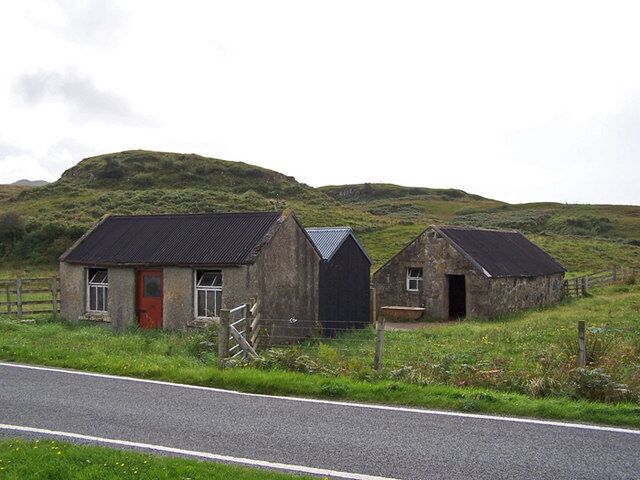 Old buildings in Portnalong The building with the red door may well have once been a dwelling. Although in good condition, the buildings appear to be disused.