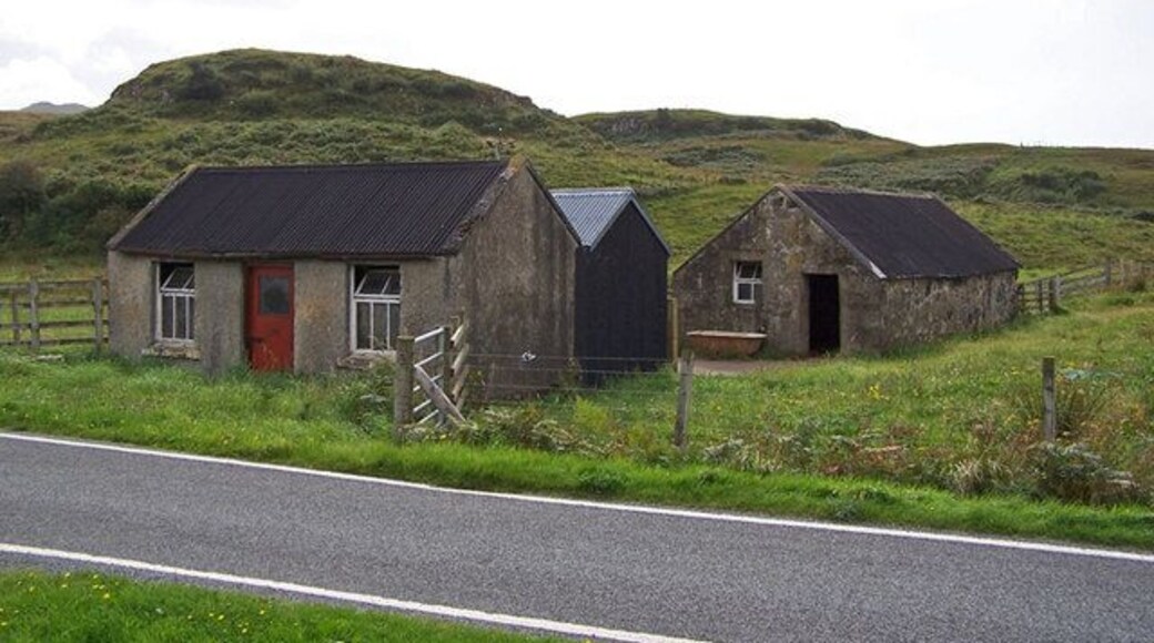 Old buildings in Portnalong The building with the red door may well have once been a dwelling. Although in good condition, the buildings appear to be disused.