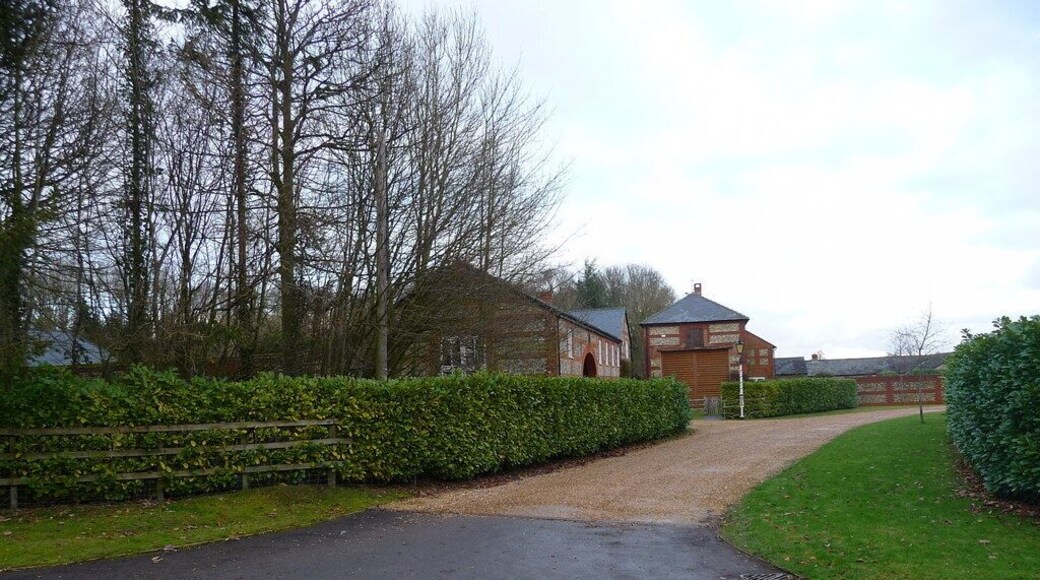 Amport - Fox Farm. This housing development used to be Fox Farm, hence the name.