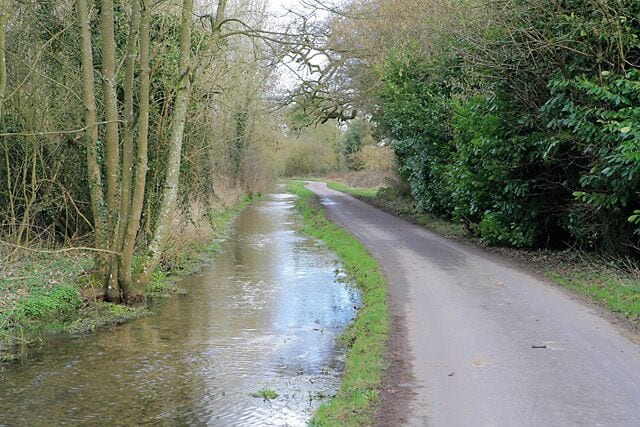 Road and water course east of Upper Mill, Longparish This is the water course that is fed by 344410.