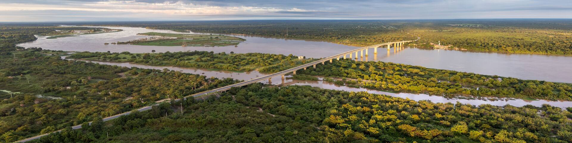 Imagem panorâmica da onte Sobre o Rio Sao Francisco - Bom Jesus da Lapa, Bahia, Brasil