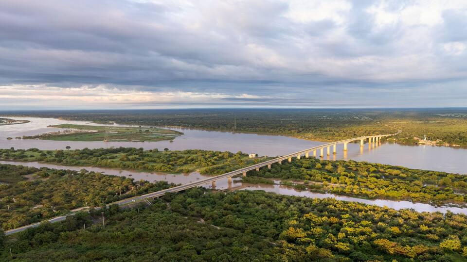 Imagem panorâmica da onte Sobre o Rio Sao Francisco - Bom Jesus da Lapa, Bahia, Brasil