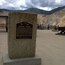 Ein Steindenkmal mit einer Gedenktafel in Bingham Canyon.