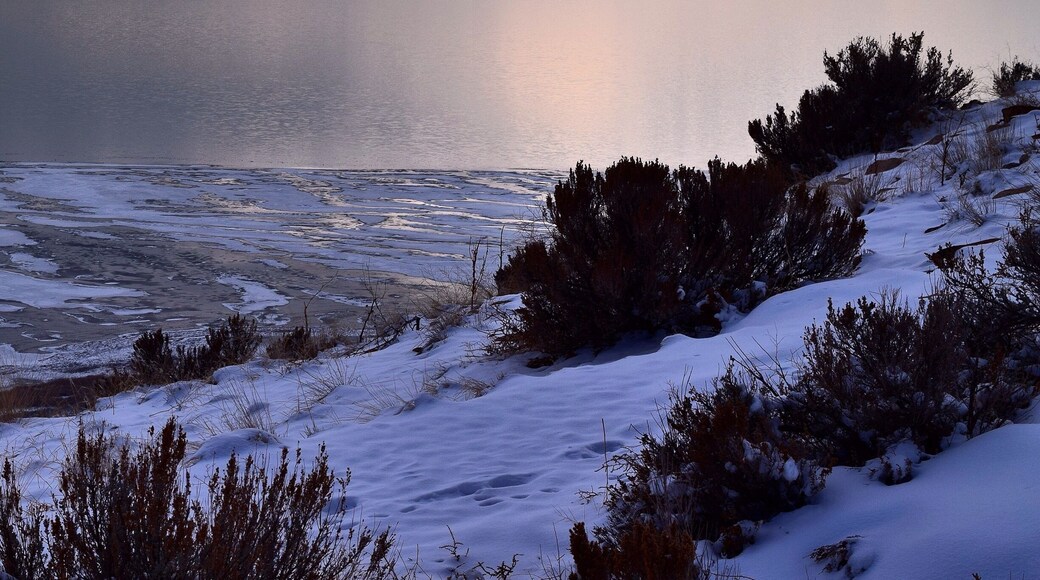 Sun setting over the #greatsaltlake in #utah #sunset#winter#snow