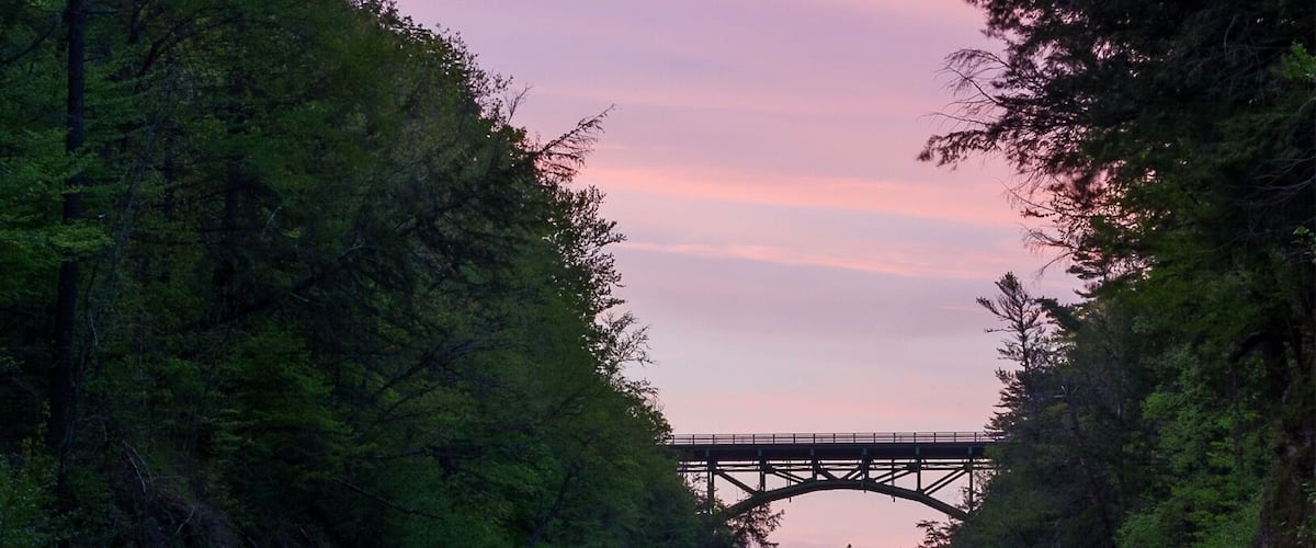 Park at the Queeche gift shop and hike the 0.4 mile trail down to this stunning view of the gorge! Very easy hike and such a gorgeous view.