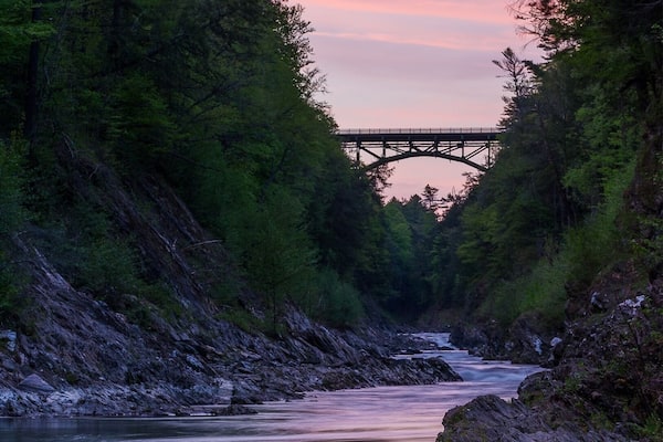 Park at the Queeche gift shop and hike the 0.4 mile trail down to this stunning view of the gorge! Very easy hike and such a gorgeous view.