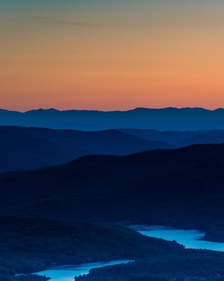 Relaxing sunset views at the top of Mt.Hunger from the Waterbury trail. It’s about 2.2 miles of incline hiking so definitely bring some water! Also, the temps drop at the top so a light sweater would be a good idea to have in the bag too.