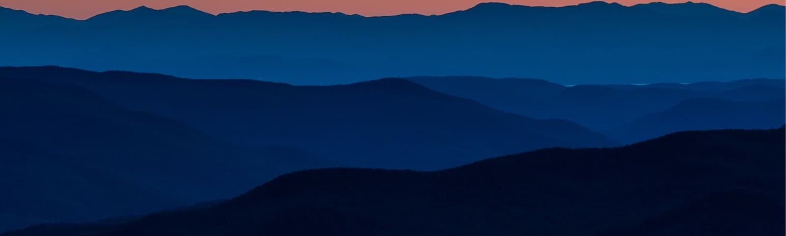 Relaxing sunset views at the top of Mt.Hunger from the Waterbury trail. It’s about 2.2 miles of incline hiking so definitely bring some water! Also, the temps drop at the top so a light sweater would be a good idea to have in the bag too.