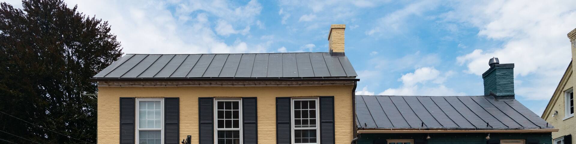 Architecture of old Leesburg, virginia with old townhouses