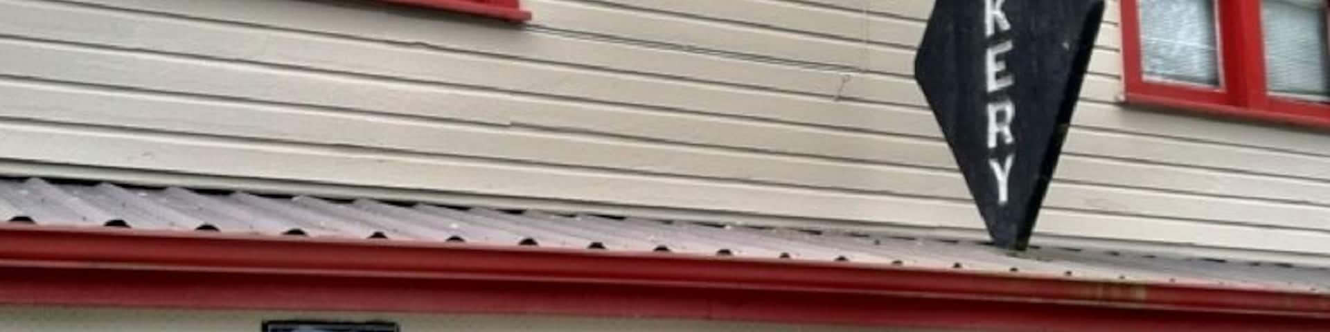 Delicious homemade sweets. Maple covered donut was awesome and they boasted their apple cinnamon donut.  Filled with small town locals, tourist looky-loos, and Lycra-clad cyclists.