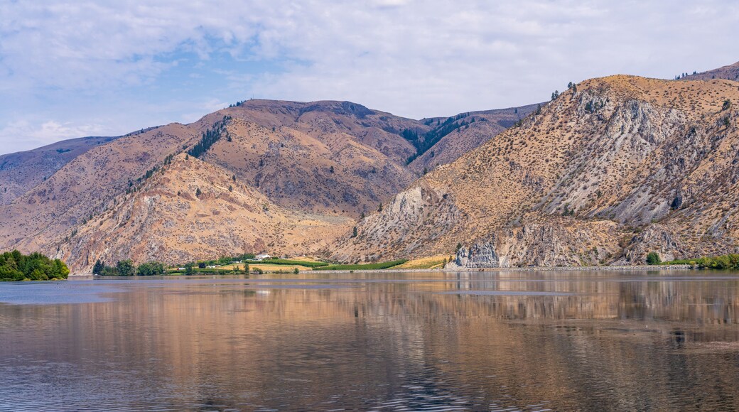 View across the Columbia River from Entiat City Park in Washington State towards Orondo River Park