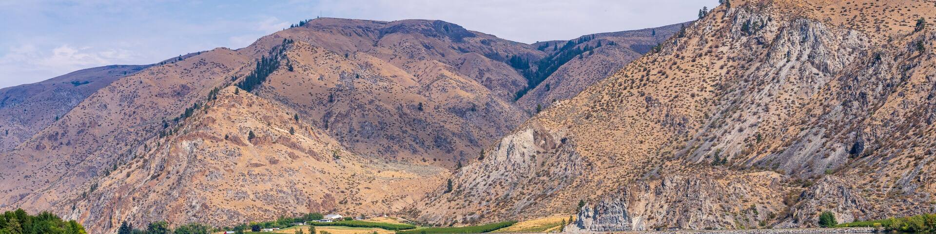 View across the Columbia River from Entiat City Park in Washington State towards Orondo River Park