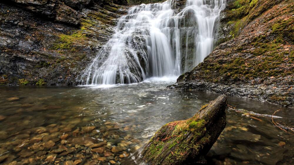 The scenic Sweetcreek Falls.