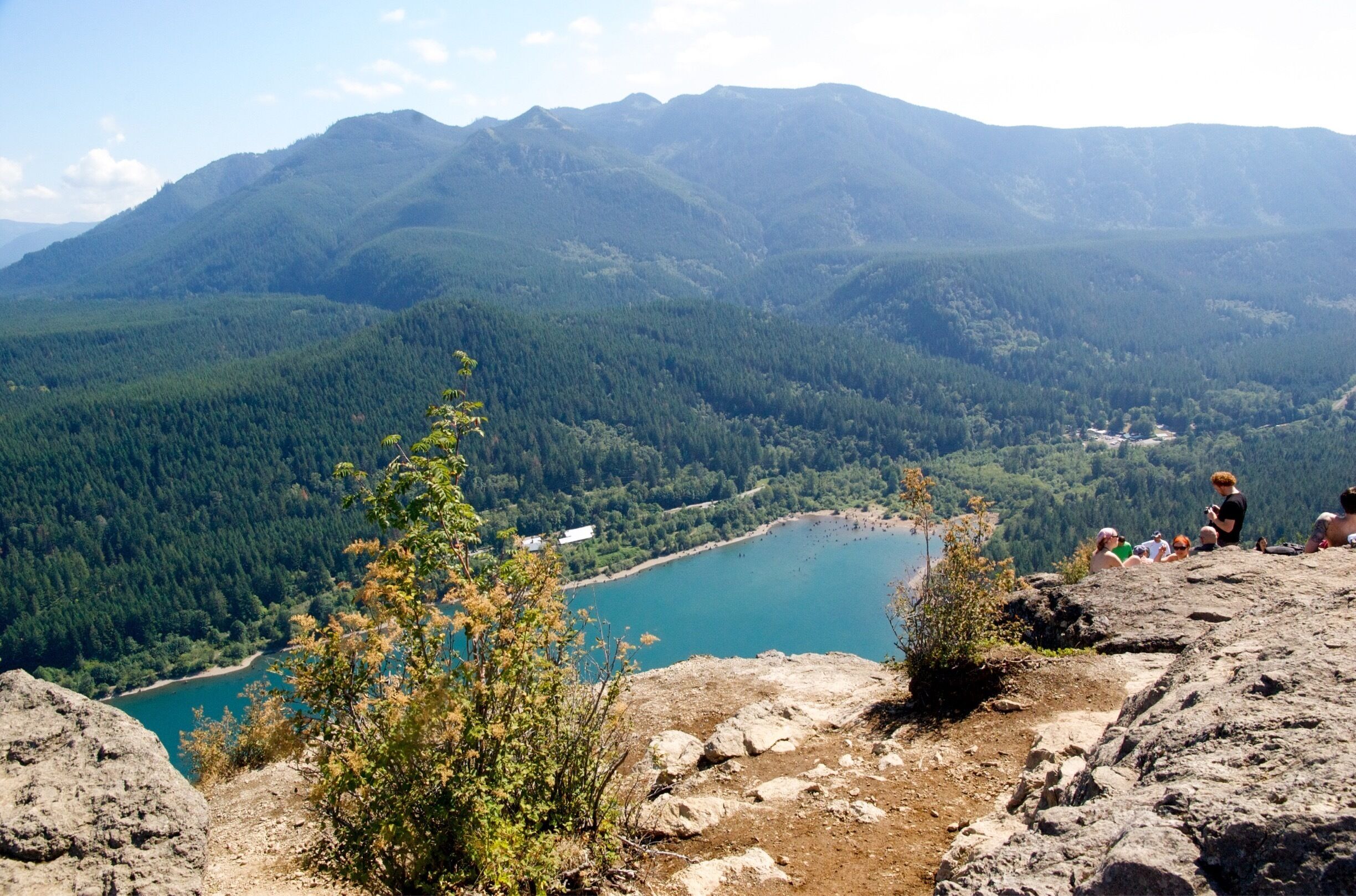 Moderately strenuous hike but not surprisingly there were a lot of people up at the top enjoying the beautiful scenery