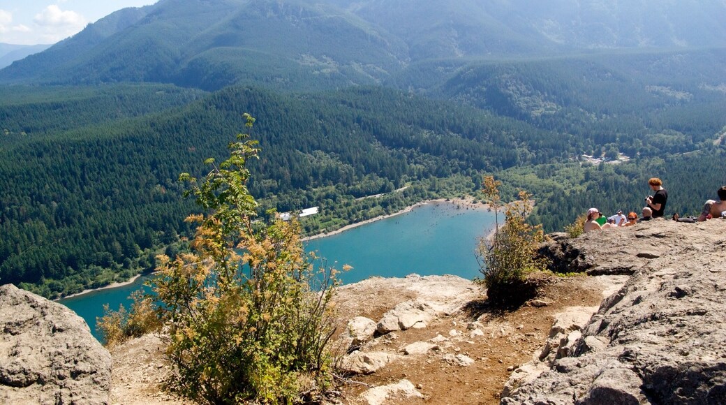 Moderately strenuous hike but not surprisingly there were a lot of people up at the top enjoying the beautiful scenery