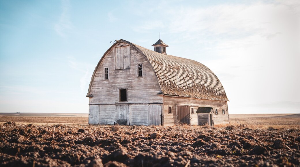 An old barn on Snowden Road in Adam's Co. Not abondanded, there is a no trespassing sign🚫 I took this while on the road😊