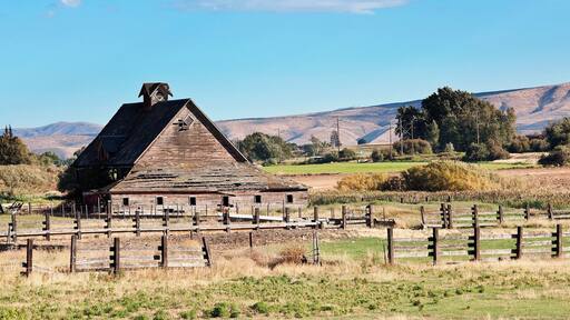 Across the street from the Thorp Mill is this photogenic old barn. Not sure who owns it or how much use they make of it, but it sure looks pretty.