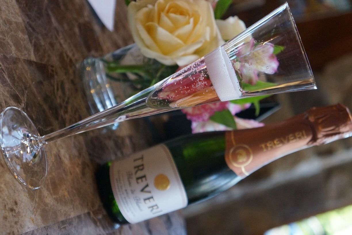 Beautiful views, delicious bubbly and friendly folks. A great spot for a stop just outside of Yakima!