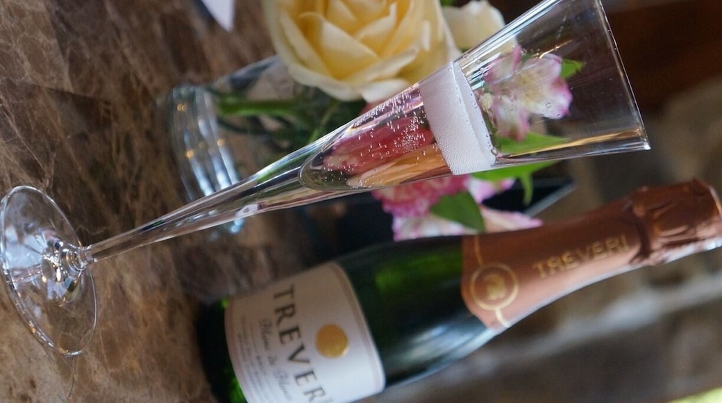 Beautiful views, delicious bubbly and friendly folks. A great spot for a stop just outside of Yakima!