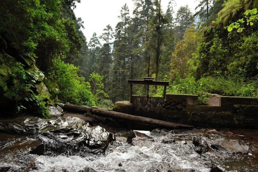 One of the smaller waterfalls you have to cross before you reach de Cascada de los Diamantes.