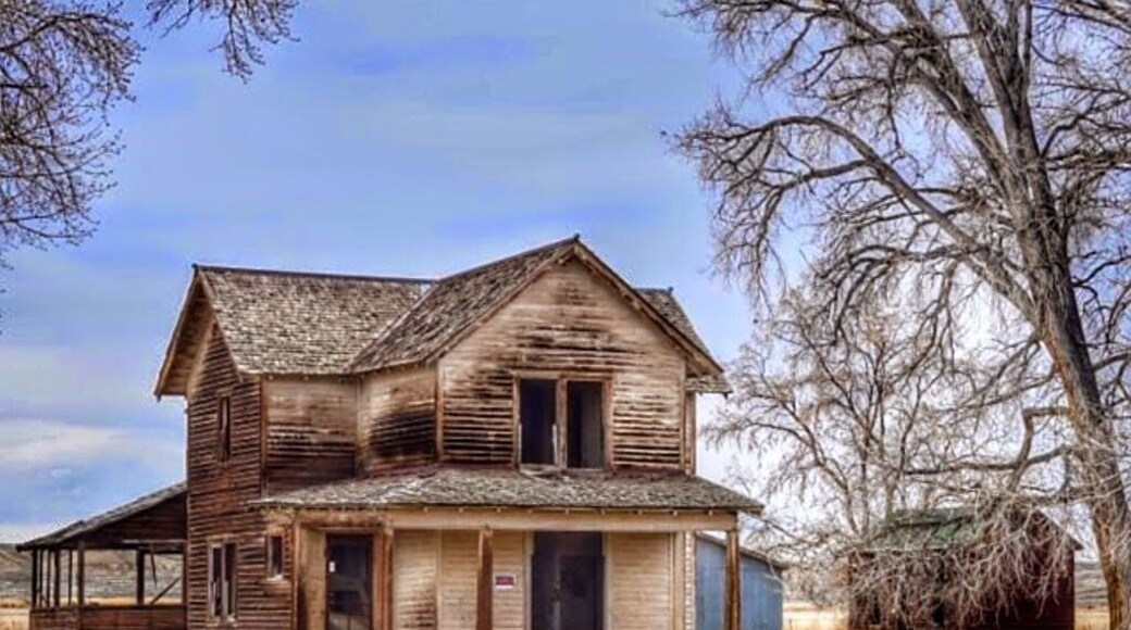 Cool old vacant house on Orchard Bench Road in Wyoming.