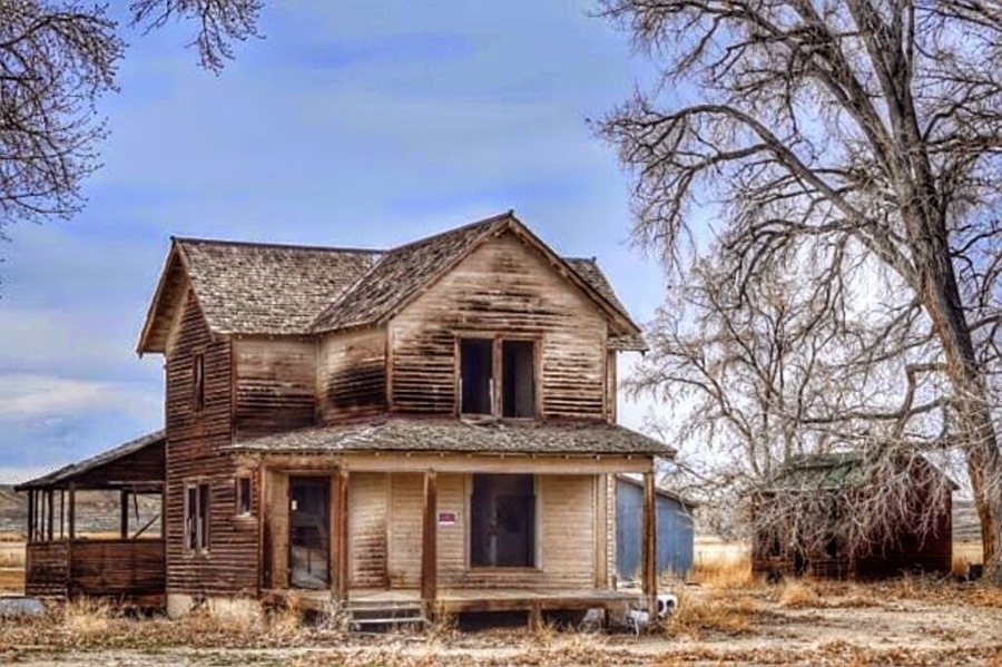 Cool old vacant house on Orchard Bench Road in Wyoming.