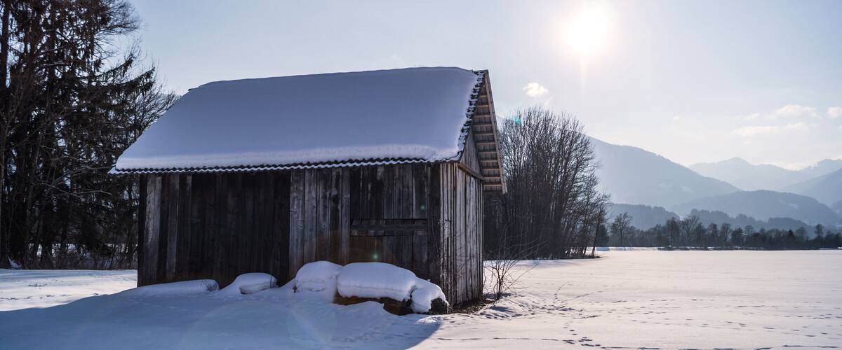 Winterlandschaft mit einer Hütte