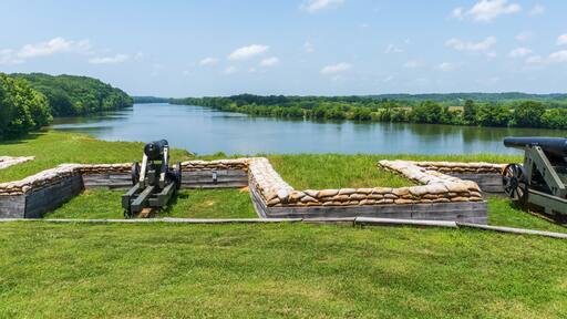 Dover, Tennessee: Fort Donelson National Battlefield American Civl War Site. Confederates built upper and lower river batteries to defend the Cumberland River. Heavy seacoast artillery.