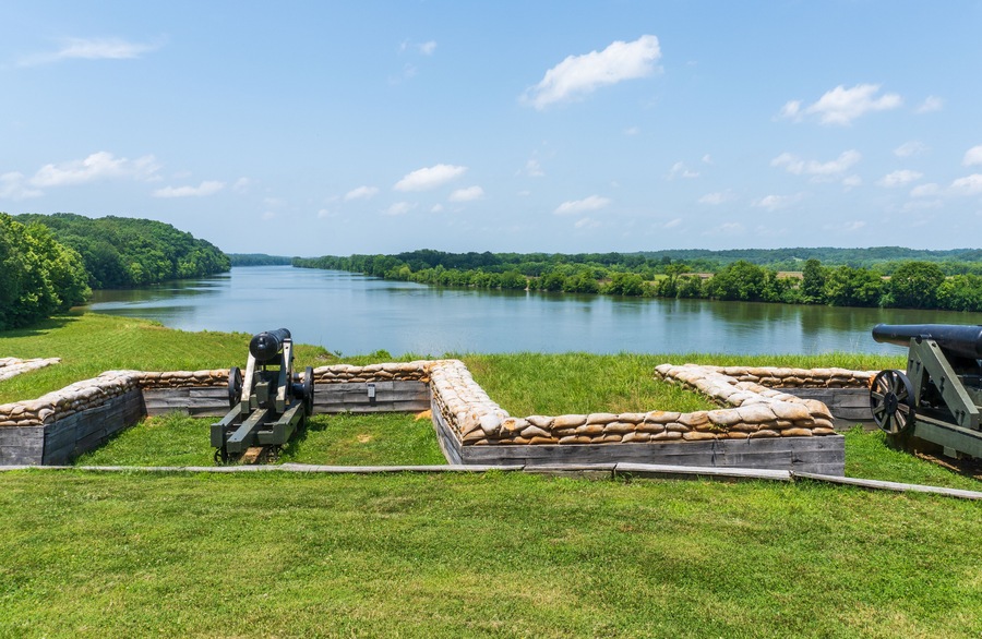Dover, Tennessee: Fort Donelson National Battlefield American Civl War Site. Confederates built upper and lower river batteries to defend the Cumberland River. Heavy seacoast artillery.