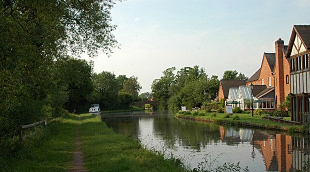 Staffs & Worcs Canal at Acton Trussell