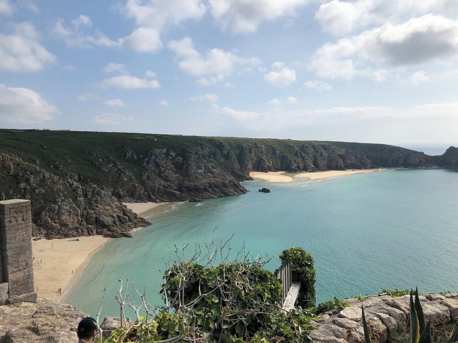 Described as being a paradise, Porthcurno, located in the far west of Cornwall has won many awards. With gorgeous fine soft white sand washed by a sea that turns turquoise in the sun and high cliffs on both sides providing shelter, it’s an oasis of stunning natural beauty. The large beach, popular with families, has a stream that flows down one side which is great for kids to paddle in and up on the cliffs is the internationally renowned Minack Theatre, built in the 1920s by theatrical visionary Rowena Wade and her faithful gardener, which you can visit all year round.
#Cornwall #Beach #Nature