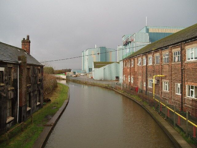 Trent & Mersey Canal from Wincham lane bridge. Looking NW, I think the factory in the back ground is BP nutrition.