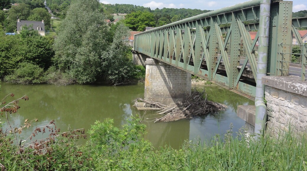 Chavonne (Aisne) vue du village et pont sur l'Aisne