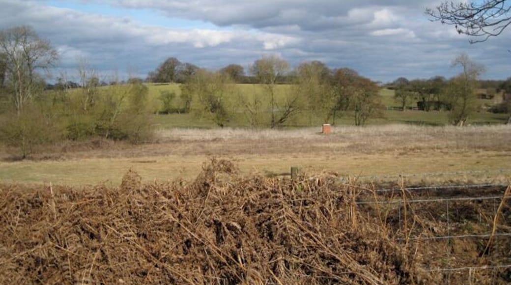 Higher ground northwest of Glebe Farm, Haseley. Many field boundaries are absent. Glebe Farm buildings are off to the right. In the middle distance is another of the brick structures on Severn Trent Water's underground gravel beds 1757314