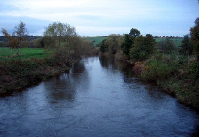 River Wear from Shincliffe Bridge looking north. The Bridge is on the border of two grids. For the view south see NZ2840