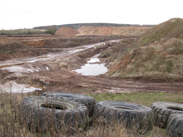 Bubbenhall Quarry looking southwest Sand and gravel is quarried by Smith's Concrete Ltd. The site is destined for landfill. On the skyline is Waverley Wood.