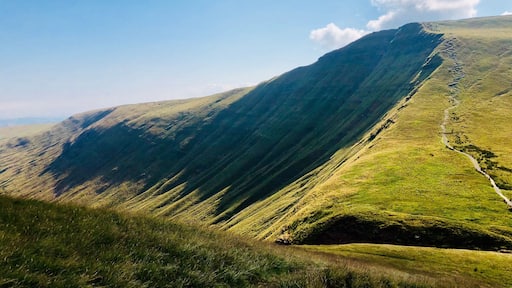 Looking at Fan y Big from the summit of Cribyn, deceiving, but the path that winds up the side isnât as bad as it looks to ascend. If youâre doing the Beacons, this is a must do climb.
#fanybig
#ukhiking
#breconbeacons
#mountains
#unitedkingdom
#wales