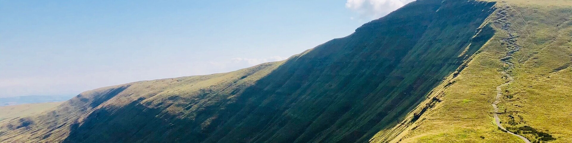 Looking at Fan y Big from the summit of Cribyn, deceiving, but the path that winds up the side isnât as bad as it looks to ascend. If youâre doing the Beacons, this is a must do climb.
#fanybig
#ukhiking
#breconbeacons
#mountains
#unitedkingdom
#wales