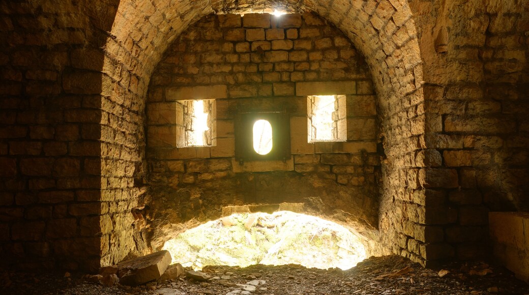 This file was uploaded with Commonist. This photograph was taken with a Nikon D300. Fort du Lomont : dans la caponnière simple de la batterie Nord (HDR).