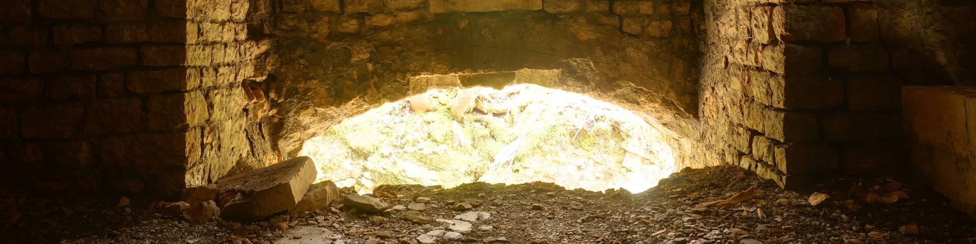 This file was uploaded with Commonist. This photograph was taken with a Nikon D300. Fort du Lomont : dans la caponnière simple de la batterie Nord (HDR).